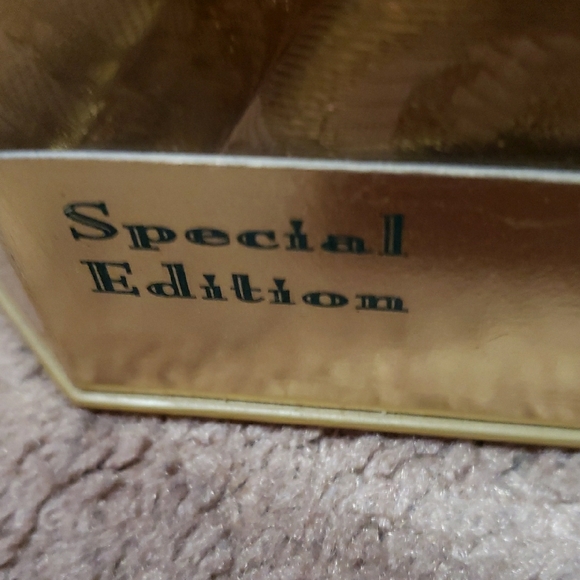 NWT. Barbie Special Edition in Burgundy and Gold. HAPPY HOlDAYS 1996 Collectible - Picture 7 of 8